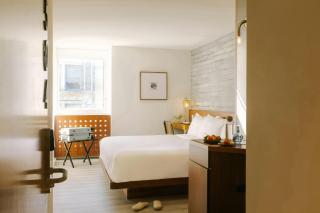 Henri on 24 Hotel Chelsea, Sonder - New York - 2