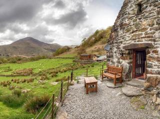 Ty Hebog - Charmingly Restored 17th Century Grade II Listed Barn with Cosy Log Burner - 8