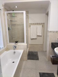 Cosy Well-lit Sandton en-suites apartment - Joanesburgo - 5