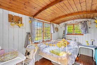 Finest Retreats- Shepherds Hut at Hilltop Farm - Romsey - 4