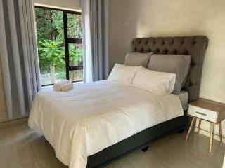 Cheerful 3-bed home with power backup - Sandton - 7