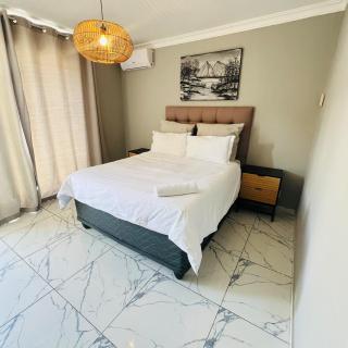 Cheerful 3-bed home with power backup - Sandton - 1