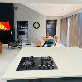 Cheerful 3-bed home with power backup - Sandton - 1