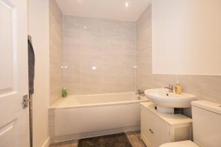 Contemporary 3 Bedroom Home with Garden & Parking - 3