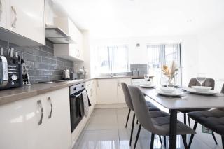 Contemporary 3 Bedroom Home with Garden & Parking - 5