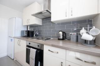 Contemporary 3 Bedroom Home with Garden & Parking - 1