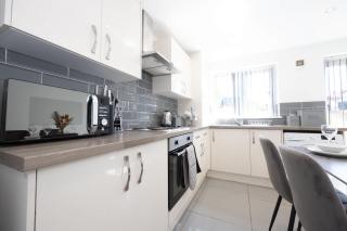 Contemporary 3 Bedroom Home with Garden & Parking - Atherton - 2