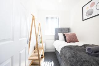 Contemporary 3 Bedroom Home with Garden & Parking - 6