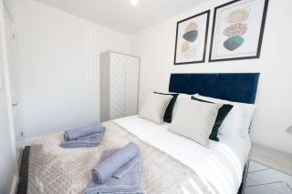 Contemporary 3 Bedroom Home with Garden & Parking - 8