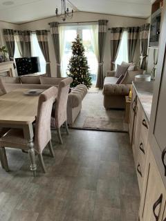 Beaumont on fishing lake with Hot Tub - Tattershall - 5