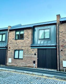 Barton Suites Luxury Home 1 of 2 Sleeps 6 - 3