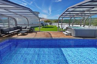 אחוזה על המים - וילה יוקרתית עם בריכה מחוממת וג'קוזי - Luxury 5 Bedroom villa with heated pool and jacuzzi - 0