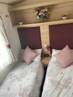 Blenheim Hot Tub Lodge - Tattershall - 2