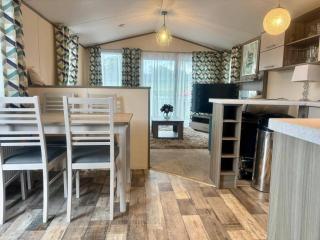 Caravan in Holcot - Sleeps 6 - Pet Friendly - - 4