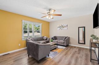3BR Gem! Home Theater with Large Yard! 5 miles to Airport and Uptown! Free Parking! Pets Ok! - Charlotte - 7