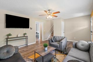 3BR Gem! Home Theater with Large Yard! 5 miles to Airport and Uptown! Free Parking! Pets Ok! - Charlotte - 5