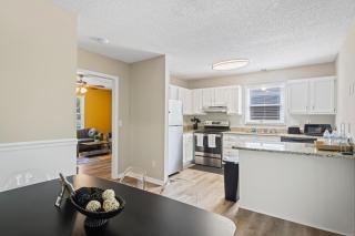 3BR Gem! Home Theater with Large Yard! 5 miles to Airport and Uptown! Free Parking! Pets Ok! - Charlotte - 1