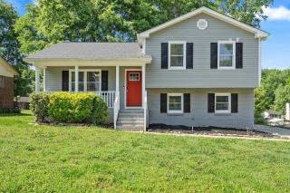 3BR Gem! Home Theater with Large Yard! 5 miles to Airport and Uptown! Free Parking! Pets Ok! - Charlotte - 9