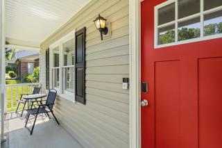 3BR Gem! Home Theater with Large Yard! 5 miles to Airport and Uptown! Free Parking! Pets Ok! - Charlotte - 8