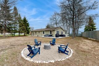 Bay Getaway - Suttons Bay - 8