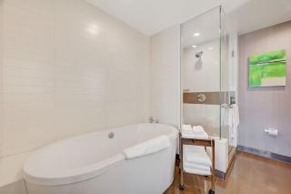 Luxurious Vdara High Rise Room, City Skyline Views, King Bed, Free Valet, Smoke-Free - Las Vegas - 0