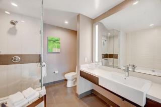 Luxurious Vdara High Rise Room, City Skyline Views, King Bed, Free Valet, Smoke-Free - Las Vegas - 7