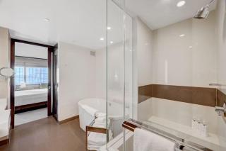 Luxurious Vdara High Rise Room, City Skyline Views, King Bed, Free Valet, Smoke-Free - Las Vegas - 5