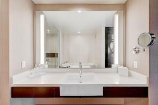 Luxurious Vdara High Rise Room, City Skyline Views, King Bed, Free Valet, Smoke-Free - Las Vegas - 4