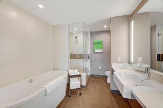 Luxurious Vdara High Rise Room, City Skyline Views, King Bed, Free Valet, Smoke-Free - Las Vegas - 1