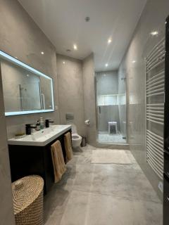 Luxurious 2 bedroom apartment, located in Avenue George V - Paris - 6