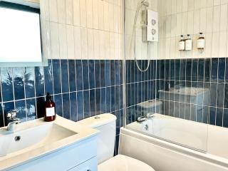 Barton Suites Luxury Home 2 of 2 Sleeps 6 - Bristol - 1
