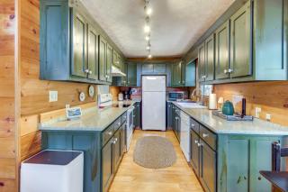 Luxe Ellijay Cabin! Grand Views, Games & Hot Tub - 3