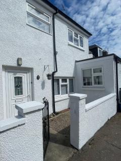 Sea Breeze Cottage short walk to the beach, Nairn - 2