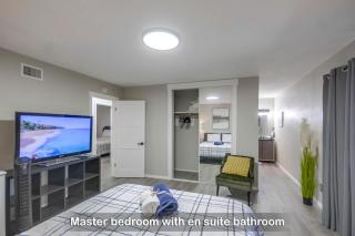 Entire Private 3-Bedroom Home w Gated Yard, 100 inch TV, 1 Gbps WiFi, Available Now - San Diego - 2