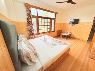 New Suraj Inn - Nestled near Hidimba Temple ! Rooftop Cafe With Hampta View ! Private Parking - 5