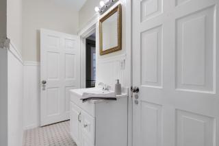 Historic Luxury House with 12 Queen Beds - San Antonio - 4