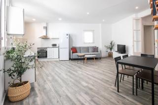 31ARA1092- Newly Refurbished 2BR Flat in the Gothi - 2