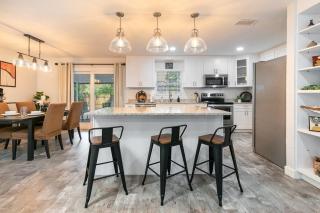 Modern & Tasteful Pool Home - Gainesville - 0