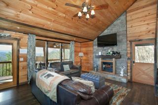 Bear Claw Hideaway View Hot Tub LifeSize Games - Sevierville - 5