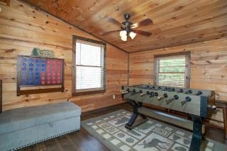 Bear Claw Hideaway View Hot Tub LifeSize Games - Sevierville - 4