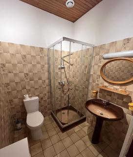 Les Bancs d'Autrefois, maison climatisée avec WIFI au centre de Ruoms - 1