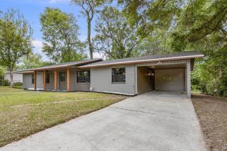 Stay Classy in a Spacious Home with an Elegant Touch - Gainesville - 1