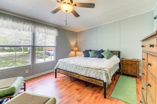 Walk to Hadnot Creek Coastal Escape with Yard - Swansboro - 2