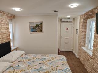 StaySplitBay Old Town Authentic Luxury Studio - 5