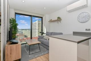 Stylish Apartment with Pool, Spa and Gym - 7