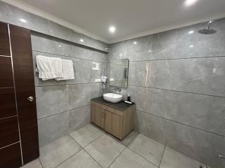 Purna Boutique Resort - Luxury Villa with Private Pool - Bhīm Tāl - 2