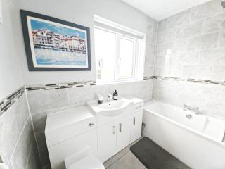 Spacious 4-Bed House - Long Stays - Free Private Parking - Contractor Friendly - 3