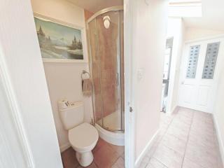 Spacious 4-Bed House - Long Stays - Free Private Parking - Contractor Friendly - 2