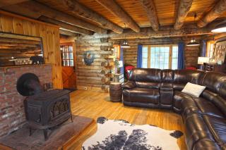 Cozy Log Cabin - Dog Friendly - Halifax - 4