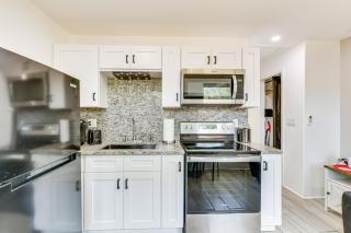 2 Mi to Beach Hideaway with Shared Pool in St Pete! - Oakhurst Shores - 4